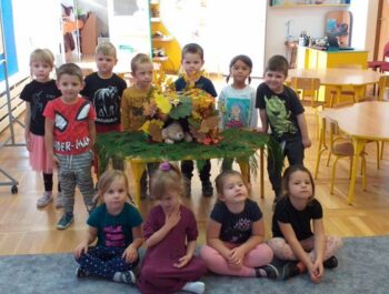 Dzieci z grupy Zajączków poznają leśne zwierzęta