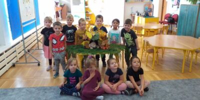 Dzieci z grupy Zajączków poznają leśne zwierzęta